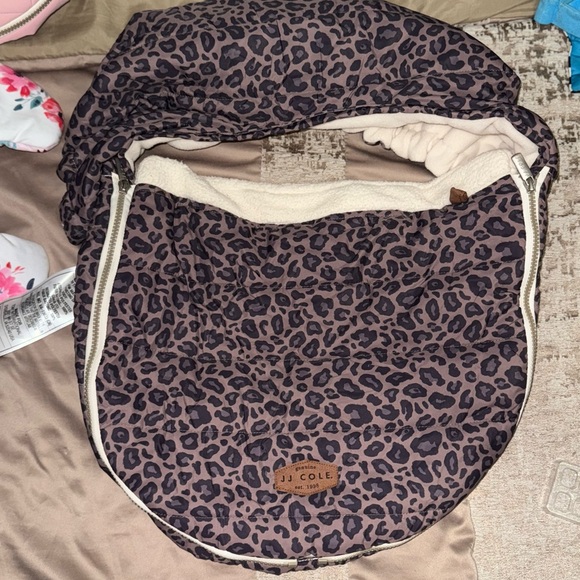 JJ Cole Brown Leopard Print car seat warmer - Picture 1 of 3
